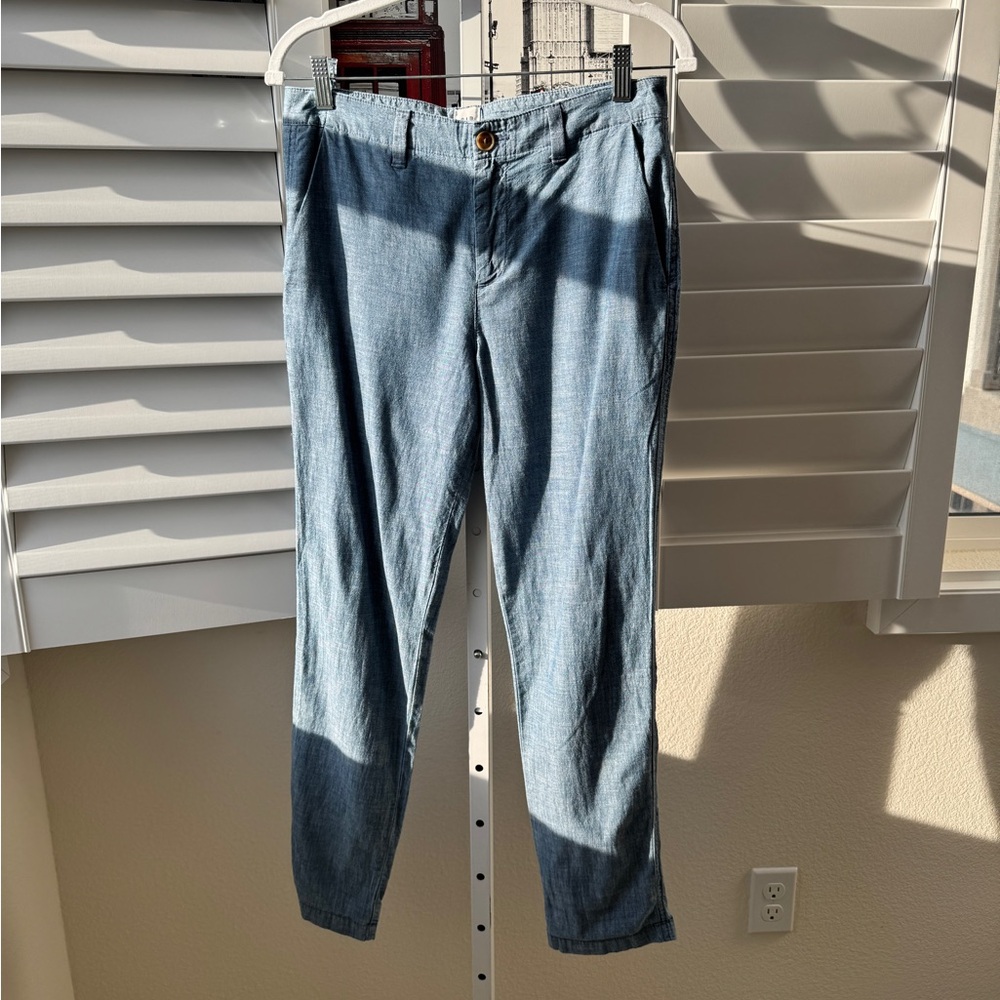 25. GAP women’s Light Blue Slim Jeans. Size 2